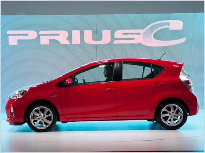 Toyota станет производить больше гибридов Prius C