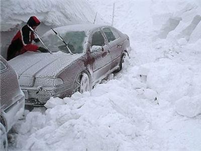 Сильный снегопад парализовал движение на трассе М5-Урал