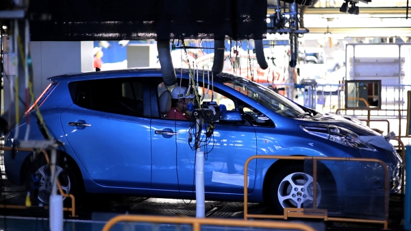 Nissan начинает серийное производство электромобиля Leaf 